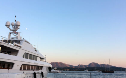 Superyacht in metallo