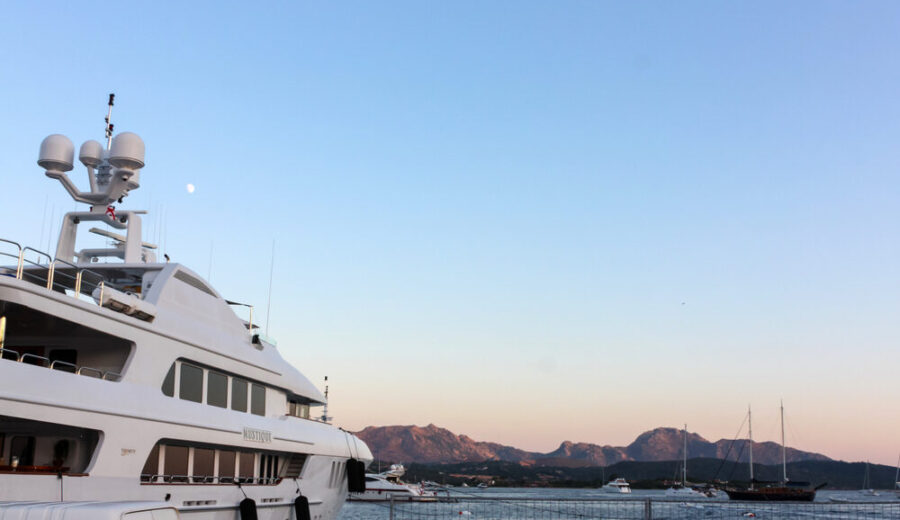 Superyacht in metallo