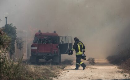 Incendio isola ecologica Novate Milanese