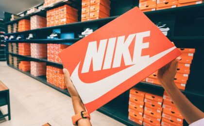 Logo Nike su sfondo sportivo