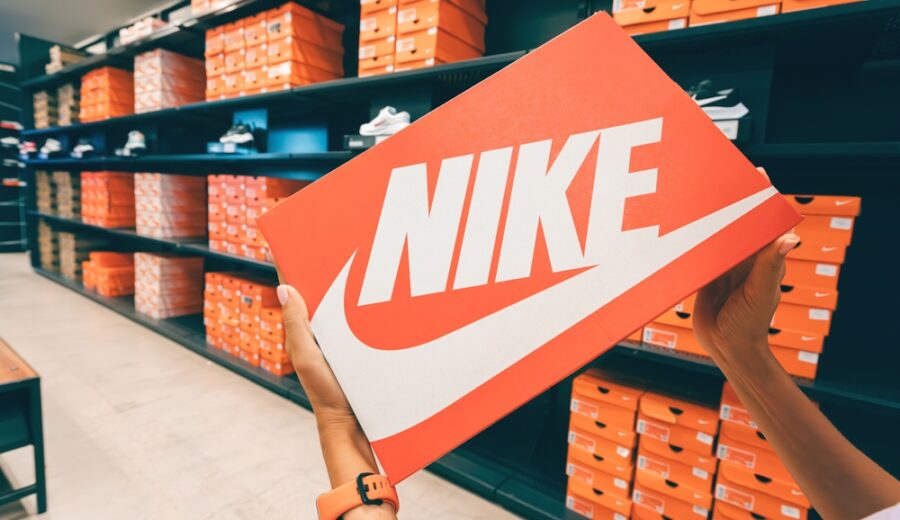 Logo Nike su sfondo sportivo