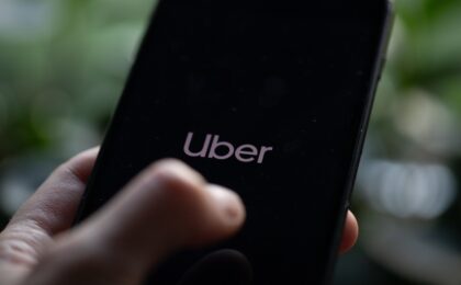 Logo Uber su sfondo urbano