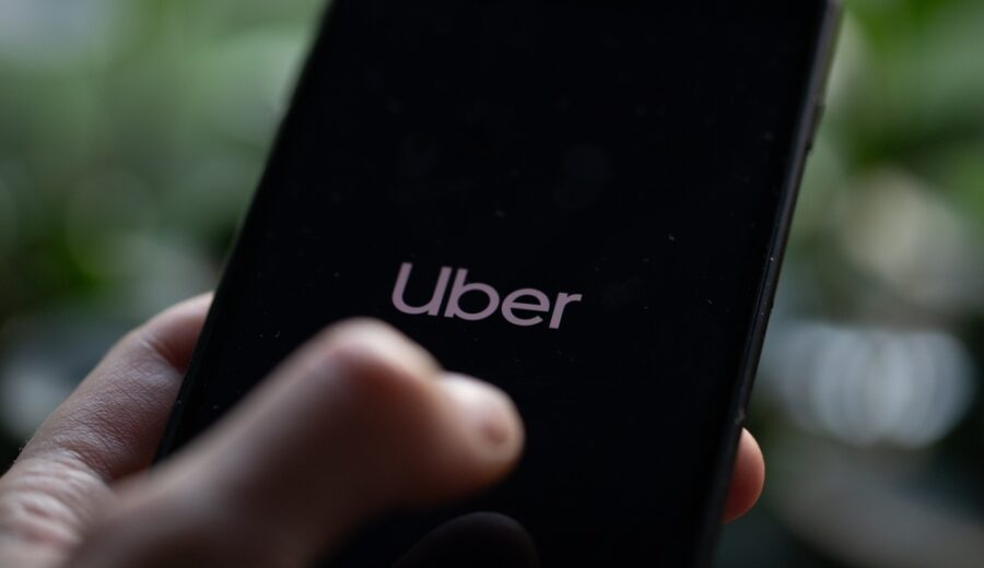 Logo Uber su sfondo urbano