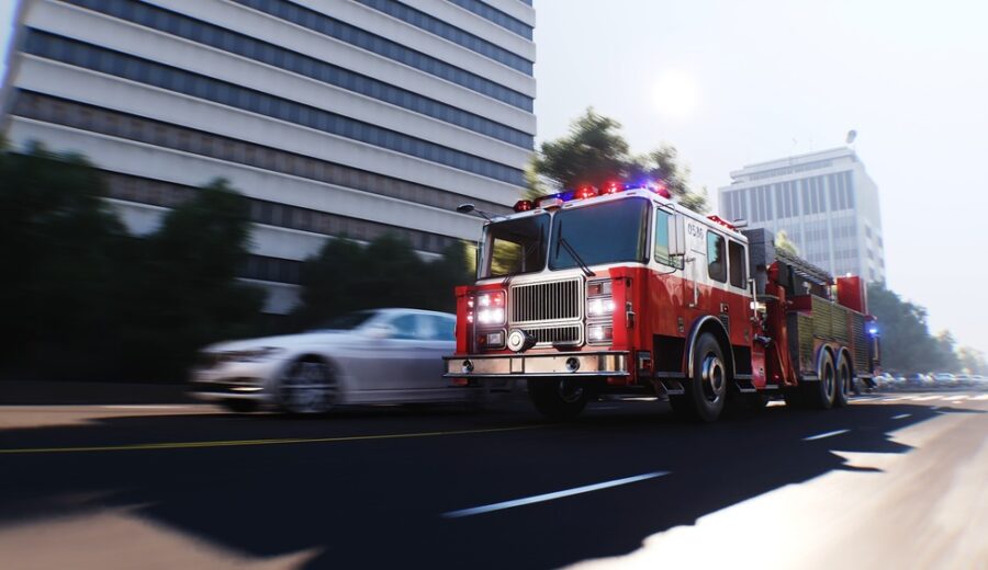 Incendio a Roma vicino alla linea ferroviaria FL1