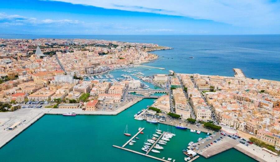 Sentinella Blu, barca confiscata trasformata in laboratorio galleggiante