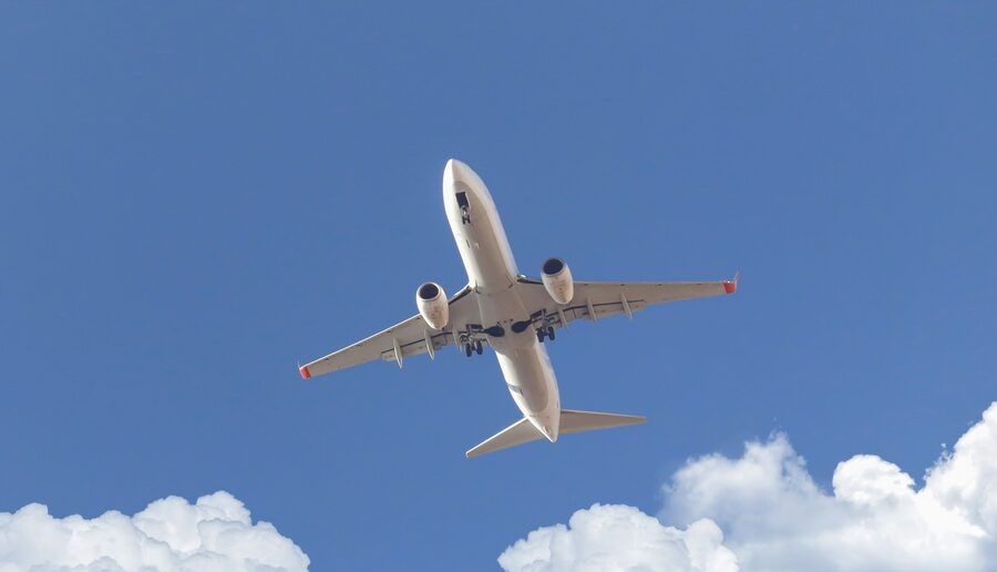 Calo del prezzo del jet fuel e impatto sui biglietti aerei