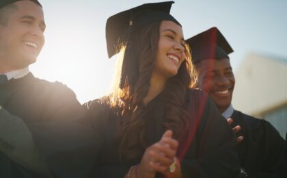 Studente che studia in un Collegio Universitario di Merito