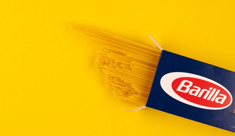 Dipendenti Barilla durante l'iniziativa di volontariato ambientale a Parma